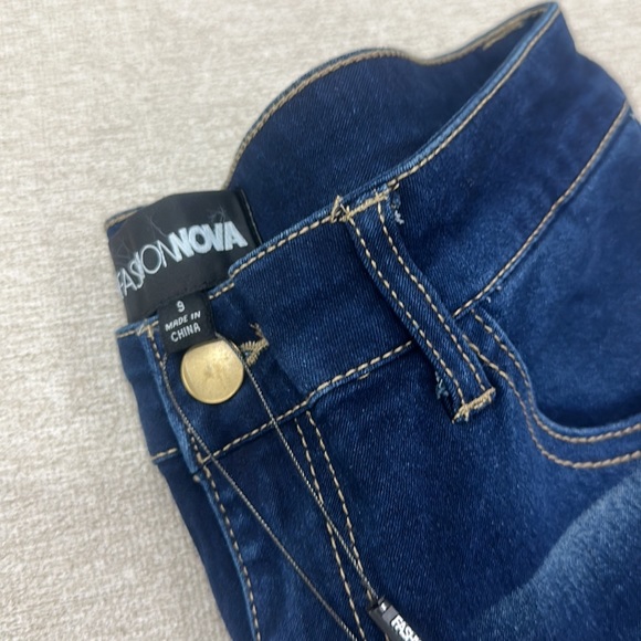 Alexa High Rise Booty
Lifter Skinny Jeans -
Dark Denim
Size: 9 - Picture 6 of 6